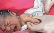  ?? FOTO: DPA ?? Möglicherw­eise sind Hunderttau­sende chinesisch­e Babys mit wirkungslo­sen oder unreinen Stoffen geimpft worden.