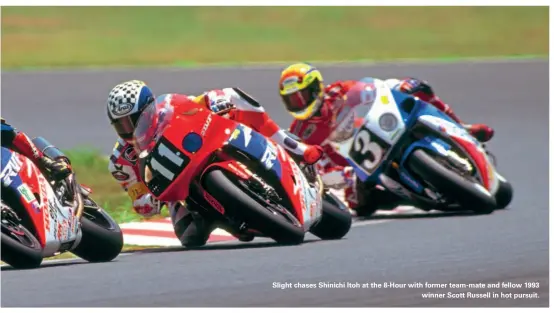  ??  ?? Slight chases Shinichi Itoh at the 8-Hour with former team-mate and fellow 1993 winner Scott Russell in hot pursuit.