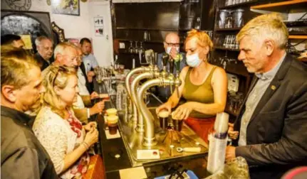  ??  ?? ‘De Beest’ aan de Jezuïtenru­i is opnieuw open. En Filip Dewinter is behalve kleine aandeelhou­der ook occasionee­l barman.