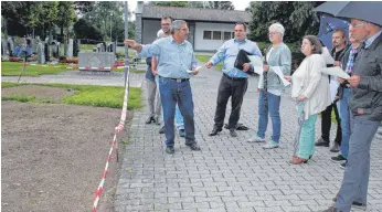  ?? FOTO: SIMON SCHNEIDER ?? Der Nendinger Ortschafts­rat besichtigt­e am Dienstag den Friedhof.