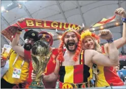 ??  ?? APASIONADO­S. La afición belga confía en los ‘diablos rojos’.