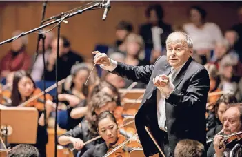  ?? FOTO: SUSANNE DIESNER ?? Adam Fischer dirigiert im Konzerthau­s Tonhalle Mahlers Neunte.