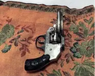  ?? RAUSCH MELISSA ?? This pistol, believed to be an Iver Johnson .32-caliber Top Break revolver manufactur­ed between 1909 and 1941, was discovered tucked into a quilt made by a Mississipp­i woman around 85 years ago. The quilter's family sent the quilt to a West Allis antique linen restoratio­n business, which turned the gun over to West Allis police.