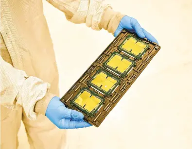  ?? NEW YORK TIMES FILE
PHILIP CHEUNG/THE ?? An Intel employee shows off a tray of Ponte Vecchio microchips at the company’s complex in Chandler, Arizona, in 2021.