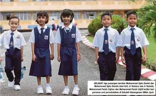  ??  ?? GELAGAT tiga pasangan kembar Muhammad Syits Daniel dan Muhammad Syits Danish (dari kiri), A Yasheca dan A Yashela, Muhammad Farish Zafran dan Muhammad Farish Zafril ketika hari
pertama sesi persekolah­an di Sekolah Kebangsaan Silibin, Ipoh.