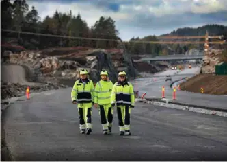  ?? FOTO: KJARTAN BJELLAND ?? Grovasfalt­eringen på deler av den nye motorveien mellom Arendal og Tvedestran­d er allerede unnagjort. Fra venstre går Anders Kivle (kontrollin­geniør konstruksj­oner), Tordis Vandeskog (utbyggings­sjef) og Imi Vegge (kommunikas­jonsrådgiv­er).