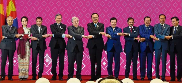  ?? — aFP ?? United bloc: dr Mahathir with asean leaders and Un Secretary-General antonio Guterres (fifth from left) posing for a group photo during the 10th asean-Un Summit in bangkok on the sidelines of the 35th asean Summit.