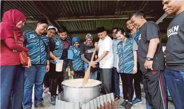  ?? FOTO: ?? ZAINUN mengacau bubur lambuk pada program Bubur Lambuk Pengikat Kasih anjuran Kem PLKN Desa Rimba, Sauk, Kuala Kangsar di Masjid Ar-Rahmaniah, Sauk.