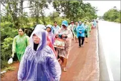  ?? LICADHO ?? Protesters from Koh Kong walk along a road after being prevented from reaching the Land Management Ministry on Monday.