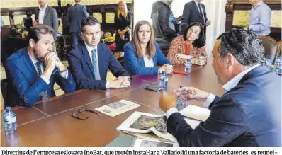  ?? Nacho Gallego / Efe ?? Directius de l’empresa eslovaca InoBat, que pretén instal·lar a Valladolid una factoria de bateries, es reuneixen amb el ministre d’Indústria, Héctor Gómez (segon per l’esquerra).