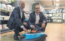  ?? FOTO: LUDGER MÖLLERS ?? Pär Åström, der neue Chef von Gardena in Ulm, hat die Leitung des Gartengerä­teherstell­ers von Sascha Menges (r.) übernommen, der in die Konzernzen­trale nach Stockholm wechselt. Åström und Menges zeigten am Dienstag einen Mähroboter mit WLAN-Anschluss.