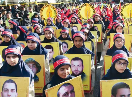  ??  ?? De jeunes militantes du Hezbollah rendent hommage à Nabatieh, le 4 octobre 2017, à des soldats du mouvement tombés en Syrie.