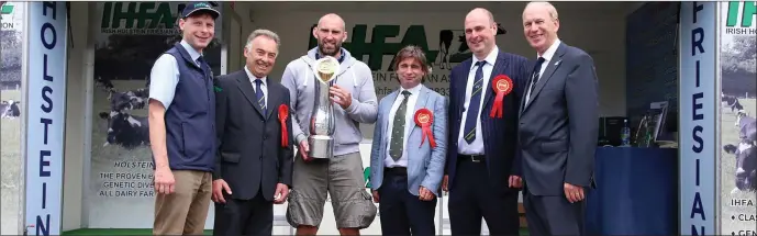  ??  ?? Donal Carey, IHFA from Kilmihill, Co. Clare; Mervyn Eager, Evergrange Herd, Lucan, Co. Dublin, judge; John Muldoon, Connacht Rugby Captain with the Guinness Pro12 cup; Kevin Flynn, Judge, Reary Herd, Clonaslee, Co. Laois, Aidan Foody, Sprucegrov­e Herd,...