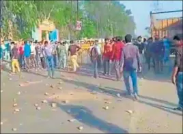  ?? HT PHOTO ?? Stones hurled by the protesting migrants lying on the Jalandhar-panipat national highway.