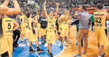  ??  ?? ALEGRÍA. Rodrigo San Miguel y el resto de jugadores celebran el pase del Iberostar a esta Final Four.