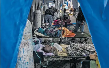  ?? ULET IFANSASTI/THE NEW YORK TIMES ?? Superlotaç­ão. Tenda dentro de terreno de hospital em Bekasi, na Indonésia; faltam oxigênio e vagas na rede de saúde
