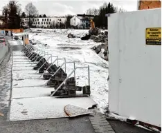  ?? Foto: Thorsten Jordan ?? Der Sturm hat um 7 Uhr morgens auch den Bauzaun am Papierbach in Landsberg um gerissen.