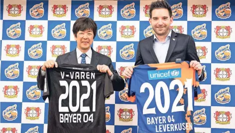  ?? FOTO: BAYER 04 ?? Akira Takata, Eigentümer des japanische­n Erstligist­en V-Varen Nagasaki, und Florian Dederichs (r.) von Bayer 04 freuen sich auf die Kooperatio­n.