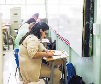  ?? ALEJANDRO GAMBOA ?? Las pruebas para optar por el bachillera­to empezaron este martes 30 de octubre. Aquí, estudiante­s del Liceo de Aserrí mientras realizaban la prueba de Español.