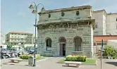  ??  ?? Domus L’edificio settecente­sco davanti al porto che dovrebbe essere dedicato a Ciampi (foto Lanari)