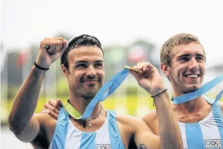  ?? TÉLAM ?? Bien arriba.Diego López y Axel Haack exhiben su medalla dorada con orgullo. Una de las dos que cosechó ayer Argentina.