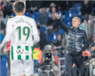  ??  ?? AL MANDO. Quique Setién, dando instruccio­nes a uno de sus jugadores.