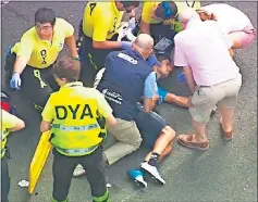  ??  ?? FUERTE CAÍDA. Mikel Landa, atendido tras el accidente.