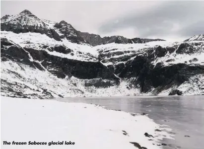  ??  ?? The frozen Sabocos glacial lake