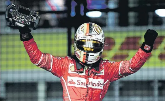  ?? FOTO: GETTY ?? Sebastian Vettel celebra su cuarta pole de la temporada en el circuito de Singapur, un trazado que a Mercedes se le atraganta y en el que hoy puede recuperar el liderato del Mundial