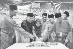  ??  ?? Rosey (third left) leads the cutting of the ‘ketupat’ to mark the start of the Aidilitri gathering hosted by PBMS.