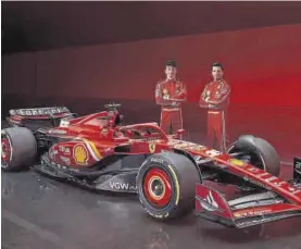  ?? FERRARI ?? Leclerc y Sainz, junto al Ferrari SF-24 que pilotarán esta temporada.