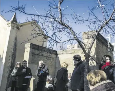  ?? Joan Puig ?? Homenaje a Joan Maragall en el cementerio de Sarrià-Sant Gervasi, acto que se celebra desde 1924.