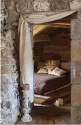  ??  ?? TELLE UNE CELLULE, cette chambre fermée par un simple pan de tissu offre un havre de paix tout en simplicité.