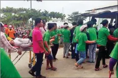  ?? PAV SINA ?? Workers from a Kampong Cham shoe factory are taken to hospital after fainting on Monday.