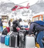  ?? BILD: SN/APA/AFP/FABRICE COFFRINI ?? Touristen sortieren ihr Gepäck in Täsch.