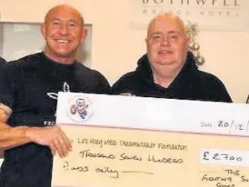  ??  ?? Generous Frank (left) hands over the charity cheque to Les