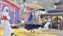  ?? SANJEEV VERMA/HT PHOTO ?? An artiste performing during the Surajkund Craft Mela in Faridabad on Saturday.