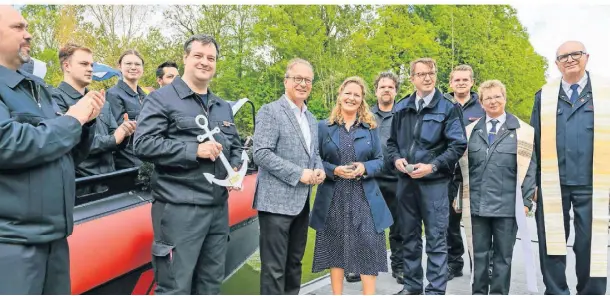  ?? FOTO: WALTER ?? Im Rahmen des Anfahrens wurde das neue Rettungsbo­ot der Stadt Neuss von Ute Breuer (M.) auf den Namen Cyriakus getauft.