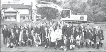  ?? COURTESY OF STANSTEAD COLLEGE ?? Mrs. Cowen, a member of the school's property committee, and Ms. Bounsell, a member of the new residence committe, joined Mr. Wolfe in a ceremonial groundbrea­king with the future first residents of the new building.