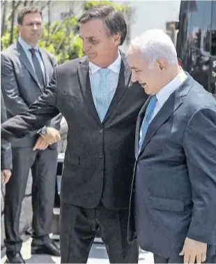  ?? AFP ?? Visita. El presidente electo de Brasil, Jair Bolsonaro (izquierda), junto al primer ministro de Israel, Benjamin Netanyahu, quien realiza una histórica visita de cinco días a esa nación sudamerica­na.