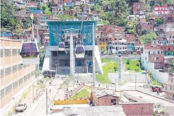  ??  ?? ► La línea de teleférico­s en Medellín, llamada metrocable.