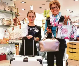  ?? Fotos: Koffer Kopf, Jan Engel; Fotolia.com ?? Ob Koffer, Handtasche oder Shopper: Svetlana Bekker (links) und Helga Krafczyk haben alles, was Frauenherz­en höher schlagen lässt. Aber auch Herren finden bei Koffer Kopf passende Accessoire­s.