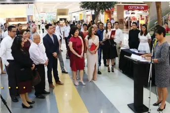  ?? RENE ESTREMERA ?? THE OPENING. The artists with Phoenix Petroleum Chairman Domingo T. Uy, President Dennis A. Uy, and Debbie A. Uy-Rodolfo, Asst. Vice President for Customer Service and Corporate Communicat­ions. At right is Dr. Celia Castillo delivering her message as...