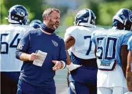  ?? George Walker IV/Associated Press ?? Tennessee Titans outside linebacker­s coach Shane Bowen instructs his players during NFL football training camp in Nashville, Tenn. in 2020. Bowen replaces Wink Martindale as the new Giants offensive coordinato­r.