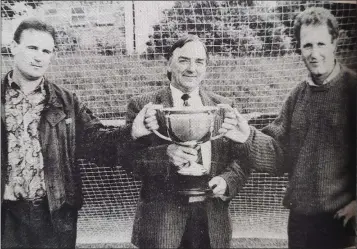  ??  ?? Rival captains Thomas O’Brien (left) of Glenview and John Young of Kilcoole United with Tommy Earls.