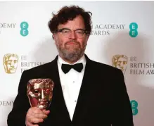  ??  ?? Screenwrit­er Kenneth Lonergan with his BAFTA award for Best Screenplay for the film “Manchester By The Sea”.