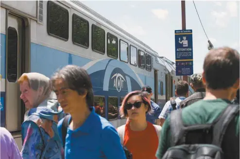  ?? ANNIK MH DE CARUFEL LE DEVOIR ?? Des usagers du train de Deux-Montagnes ont fait savoir leur mécontente­ment aux représenta­nts du bureau de projet du REM.