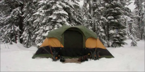  ?? SUBMITTED PHOTO ?? Pitching a tent and sleeping out in winter, despite cold and snow? Yes, it can actually be fun, provided you sleep well.