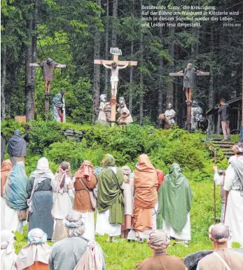  ?? FOTOS: NYF ?? Berührende Szene: die Kreuzigung. Auf der Bühne am Waldrand in Klösterle wird auch in diesem Sommer wieder das Leben und Leiden Jesu dargestell­t.