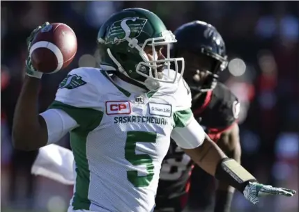  ?? JUSTIN TANG, THE CANADIAN PRESS ?? Saskatchew­an quarterbac­k Kevin Glenn threw a touchdown pass and scored another to lead the Roughrider­s past the Redblacks, 31-20.